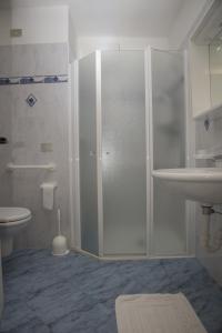 圣洛伦佐因巴纳莱齐玛托沙酒店的带淋浴、卫生间和盥洗盆的浴室