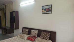 斋浦尔raminder singh ghai的客厅配有沙发和墙上的照片
