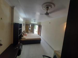 斋浦尔raminder singh ghai的一间卧室设有一张床和天花板