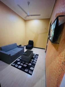 多多马Peacefully Resort的带沙发和平面电视的客厅