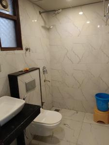 新德里Hotel Tark Plaza Near IGI Airport Delhi的浴室配有白色卫生间和盥洗盆。