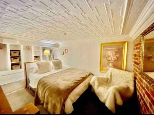 墨尔本Luxury Mansion Loft by the Beach的一间卧室设有一张床和格子天花板