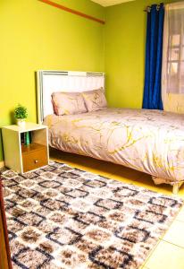 ThikaS & A APARTMENTS的一间卧室配有一张床和地毯