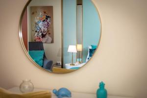 普拉MIRSOL Sunny Apartment的浴室水槽上方墙上的镜子