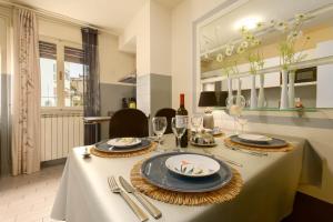 普拉MIRSOL Sunny Apartment的一张桌子,上面有白色的桌布、盘子和酒杯