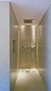 阿利坎特Precioso loft en el corazón de Alicante的带淋浴和水槽的浴室