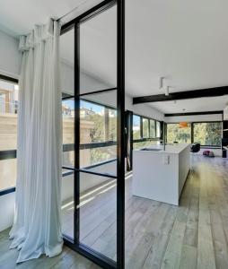 阿利坎特Precioso loft en el corazón de Alicante的客房设有大窗户和白色窗帘