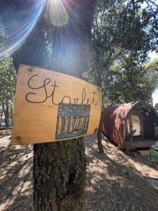 San GregorioStarlet的帐篷前的树上的一个标志
