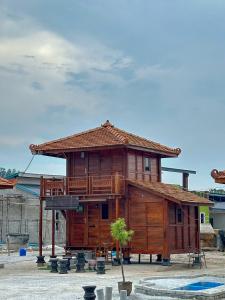 加影HOMESTAY KAYU的大型木屋 - 带阳台