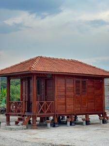 加影HOMESTAY KAYU的一座带屋顶的小型木制建筑