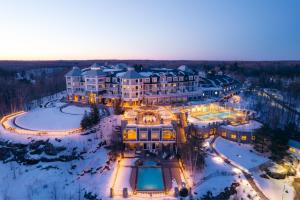 米内托JW Marriott The Rosseau Muskoka Resort & Spa的天空中大建筑的天空景