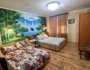 伊尔平Затишна, домашня 43м в тихому зеленому місці Поруч Центральний парк Університет的卧室配有一张床,墙上挂有绘画作品