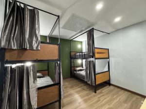 亚兰norndee hostel的一间设有三张双层床的客房