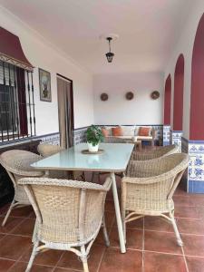 塞维利亚Casa con piscina privada的一间带桌椅的用餐室