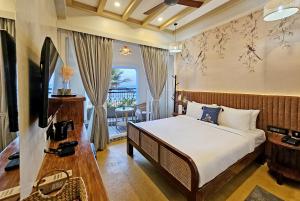 蓬蒂切里Sea Gadabout - Seaside Stays的酒店客房设有一张床和一个阳台。