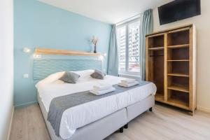 布兰肯贝赫何塞酒店的一间卧室配有一张带白色床单的床和一扇窗户。