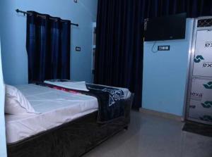 AyodhyaOYO Home Om Shanti Palace的黑色窗帘间的床