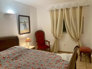 圣马迪拉莫Mas de la pie的一间卧室配有一张床、两把椅子和一个窗户