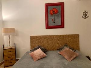圣马迪拉莫Mas de la pie的卧室配有一张挂着红色照片的床。