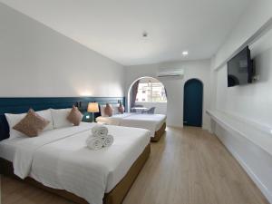 曼谷蓝康恒22丽晶酒店的酒店客房设有两张床和电视。