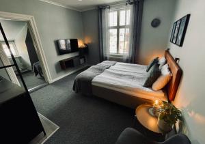 斯韦格Telegrafen Lägenhetshotell的一间卧室设有一张床和一个大窗户