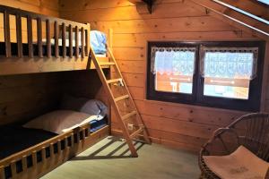 Chalet Cosy - Chalets pour 5 Personnes 111客房内的一张或多张双层床