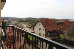 ŽiviniceWest Wing - Apartmani Živinice的房屋的阳台享有风景。