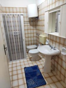 萨尔维Casa Pali-Comi的一间带水槽、卫生间和淋浴的浴室