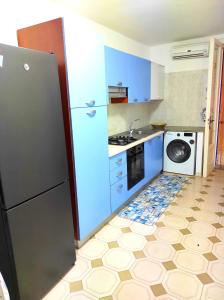 萨尔维Casa Pali-Comi的厨房配有冰箱和洗衣机。