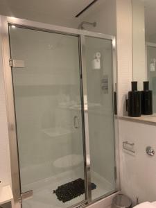 普里茅斯Royal William Yard Studio FREE PARKING & WiFi的浴室里设有玻璃门淋浴