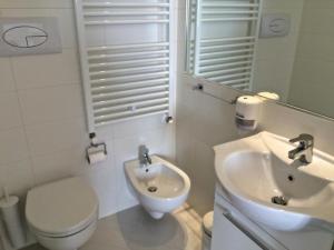 佩斯卡拉Boutique Hotel e Spa Città Bianca的白色的浴室设有卫生间和水槽。