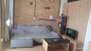马拉希亚斯HARI'S NEST CORFU的一间卧室配有一张床和一张桌子及电视
