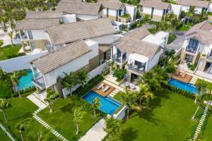 富国New World Phu Quoc Resort的享有带游泳池的房屋的空中景致