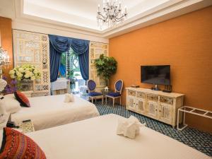 嘉义市安娜与国王酒店的酒店客房设有两张床和一台平面电视。