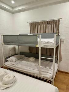 Ban Mo Makluaอาลาแคมป์的小型客房配有两张双层床,