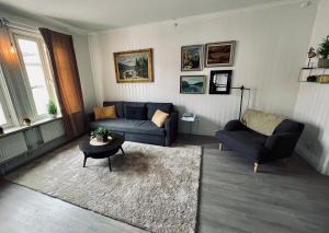 斯韦格Telegrafen Lägenhetshotell的客厅配有沙发和桌子