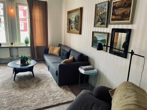斯韦格Telegrafen Lägenhetshotell的客厅配有沙发和桌子