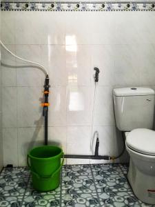 Rạch TàuHomestay Nguyễn Hùng的一间带卫生间和绿色桶的浴室