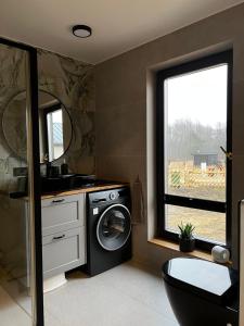 SpithamiSpithamn Village House的一间带洗衣机和窗户的浴室