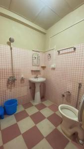 比尔瓦Q Star- The Perfect Move的浴室配有卫生间和水槽。