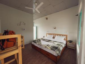 比尔瓦Q Star- The Perfect Move的一间卧室配有一张床和吊扇