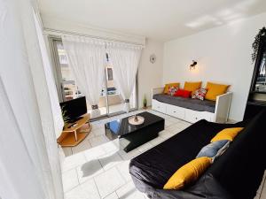 鲁西隆地区卡内Superbe Appartement Vue mer的客厅配有沙发和1张床