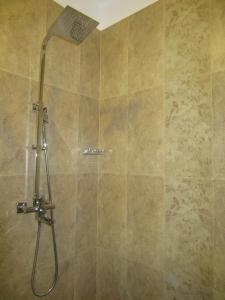 YatiyantotaMiridiya Resort的浴室内配有淋浴和头顶淋浴