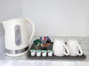 牛津Osney Hazel Studio - Self Contained Studio Flat的配有咖啡壶、茶壶和纸杯蛋糕的柜台