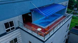 哈科特港LIMEWOOD HOTEL的一座带游泳池的建筑,位于阳台