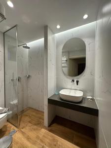 托隆失乐园公寓式酒店的一间带水槽和镜子的浴室