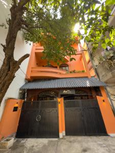 胡志明市AIRIE LIVING的橙色的建筑,有两套门
