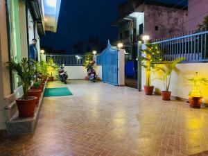 拜拉哈瓦Hotel Mangalam的庭院,晚上在门廊上停有摩托车