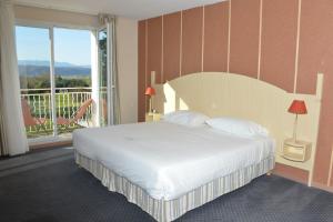阿尔邦澳尔滨高尔夫贝斯特韦斯特酒店的酒店客房设有一张床和一个阳台。
