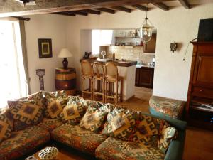 Savignac-de-DurasMaison Les Bardots的带沙发的客厅和厨房